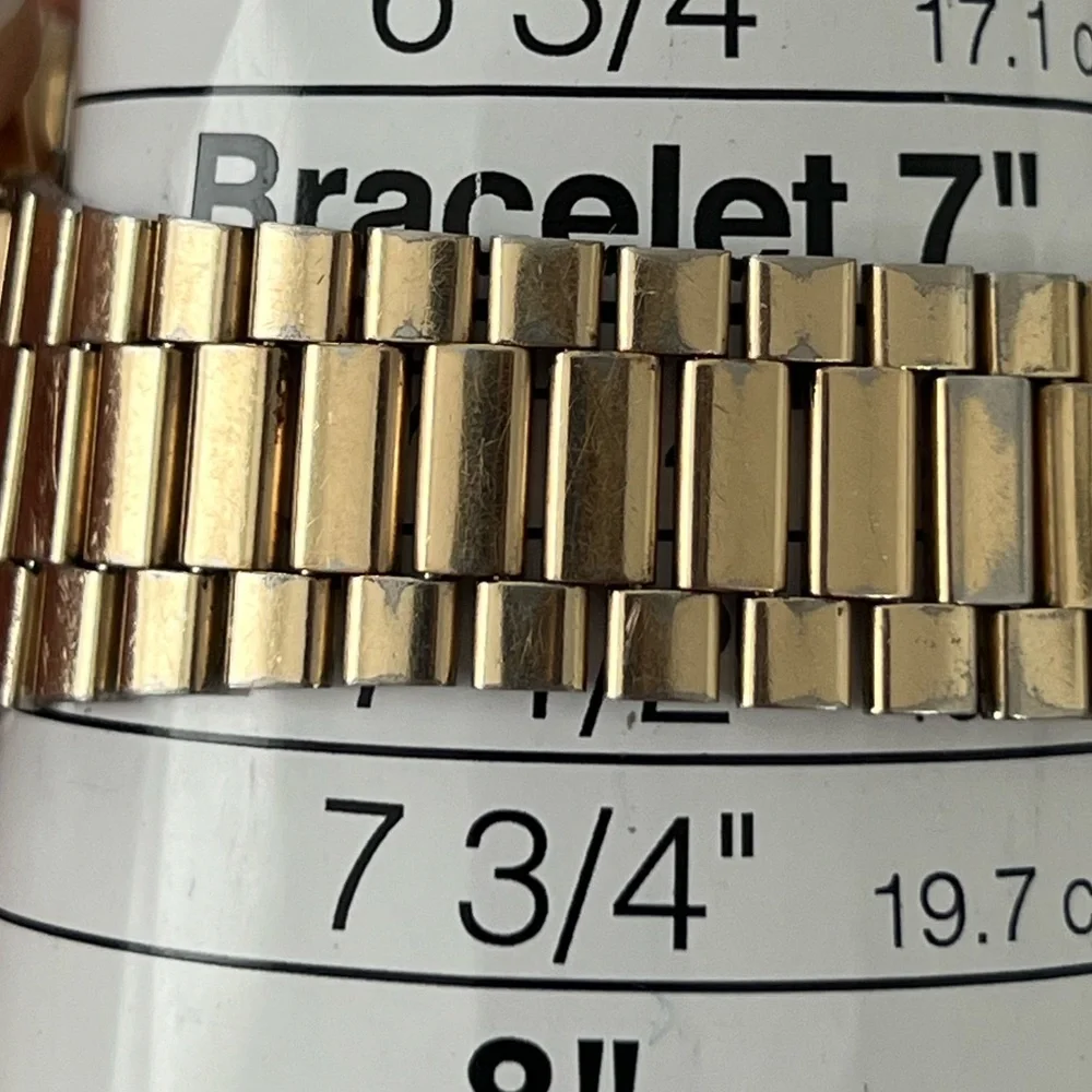 Seiko SQ Vintage Men’s Watch Silvery White Dial Gold-Tone Bracelet Date Window
